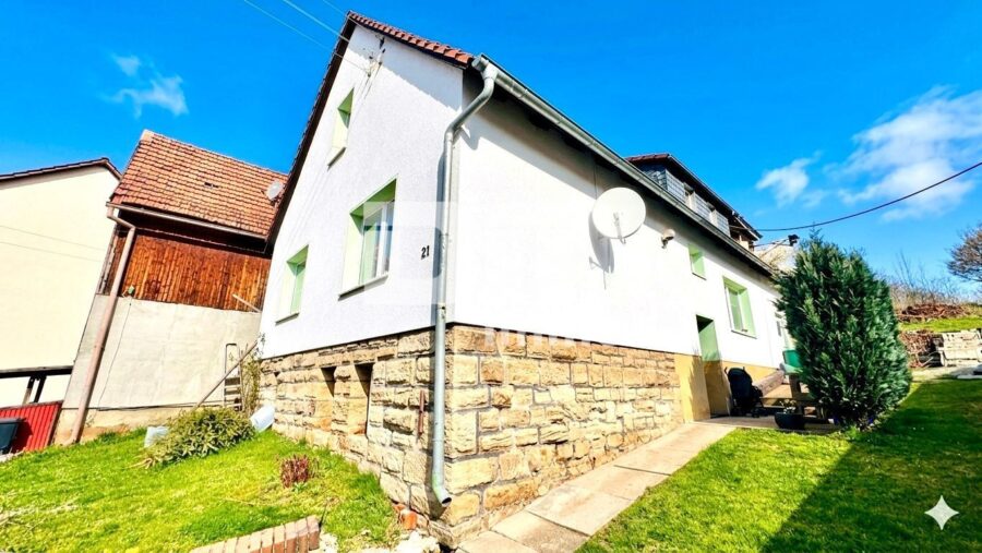 Charmanter Wohntraum mit Tradition und Moderne auf großem Grundstück - Front / Seitenansicht